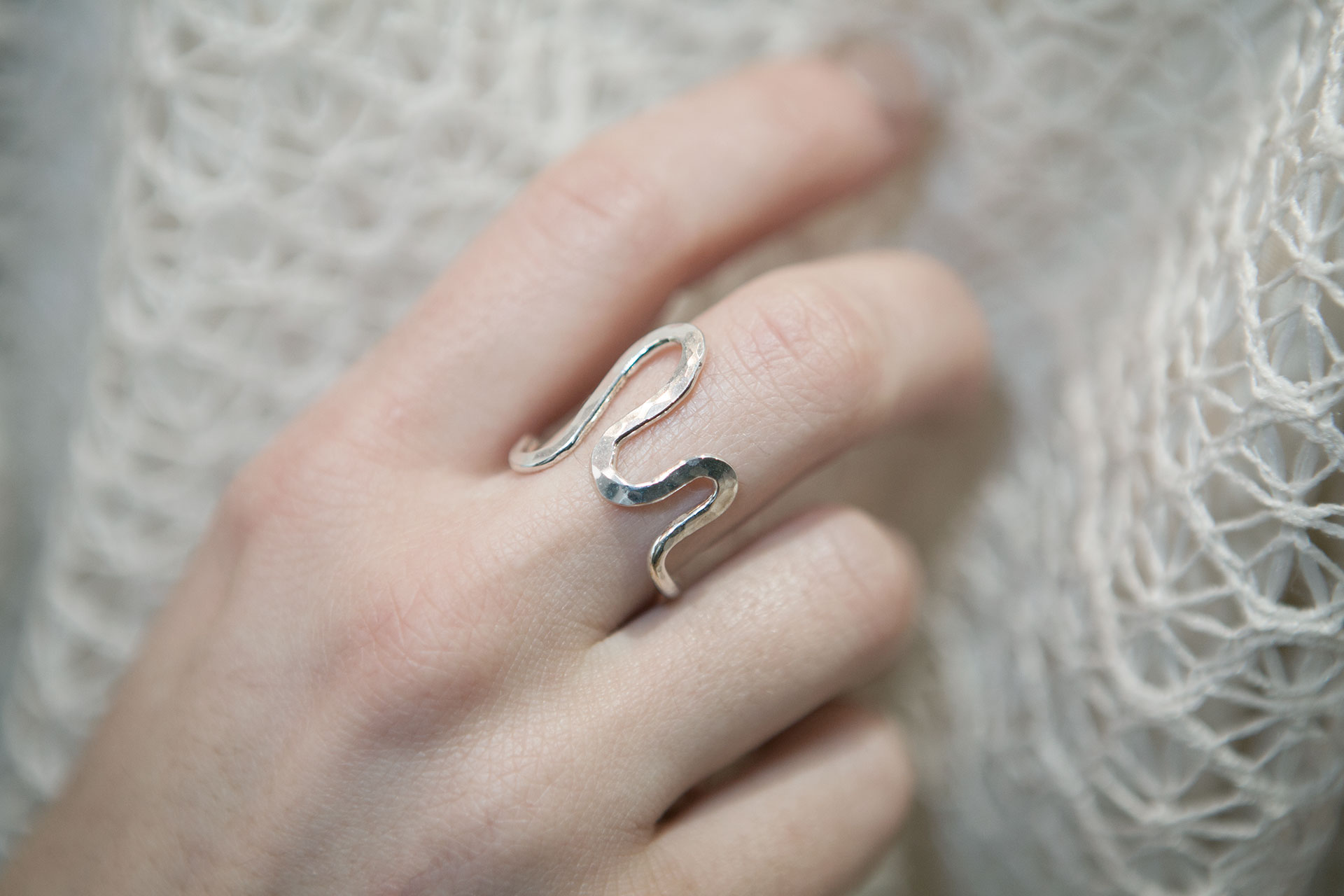 Moesmycken.se - Handgjorda ringar, halsband och örhängen - Ring Krumbukt