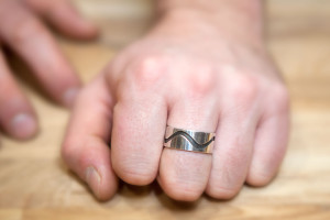 Moesmycken.se - Handgjorda ringar, halsband och örhängen - Ring Svarta vågor