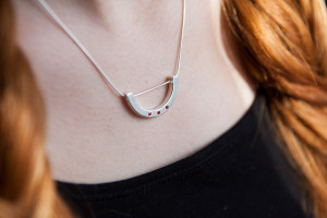 Moesmycken.se - Handgjorda ringar, halsband och örhängen - Halsbandet Båge